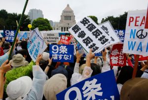 ▲日本反對修憲的民眾聚集在日本國會大廈前抗議。（圖／美聯社／達志影像）