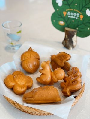 台式甜點霸主是誰?麻糬、豆花小吃大勝珍珠奶茶、雞蛋糕位於新竹市立動物園的森林食堂,用籃子裝著有捲捲尾巴的小松鼠、飛鳥和刺蝟等可愛雞蛋糕,飽滿紮實。(圖/記者蕭涵云攝) ▲雞蛋糕成為熱門配茶點心。(圖/記者蕭涵云攝)