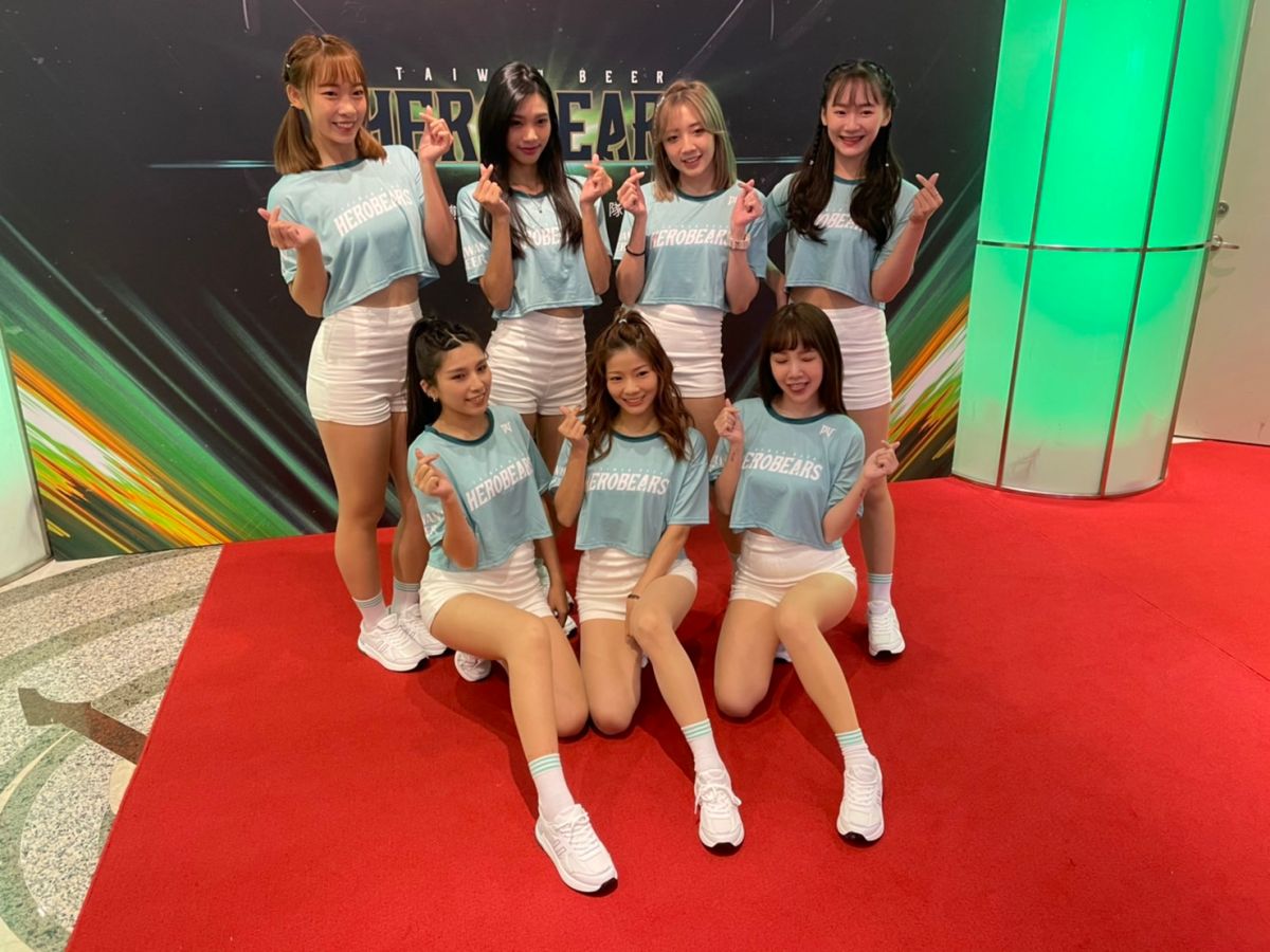 ▲台啤啦啦隊「小調啤」Maggie,Joy,曼萍、纁曖、芮絲、Yuki,Queena（吳政紘攝）