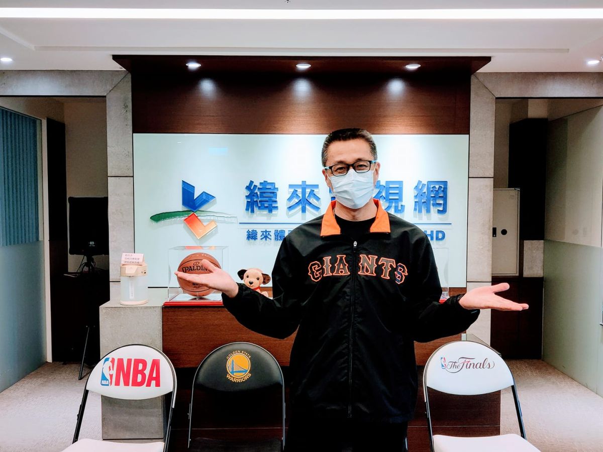 ▲緯來體育台資深主播蔡明里退休兩個月,他近日分享自己與家裡聘請的印尼籍看護「娜娜」的相處方式。(圖/翻攝自蔡明里臉書)