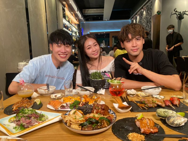 ▲丫頭(中)帶著小賴(左)、陳零九(右)一起品嚐宜蘭美食 。(圖/TVBS提供)