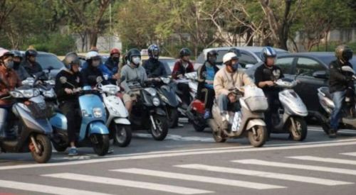 ▲機車前往待轉區時應走直行車道，若道路以雙實線區隔右轉專用道，更不能直接跨線切入，違規占用右轉專用車道進行直行或待轉，最高可處1800元罰鍰。（示意圖／NOWNEWS資料照）