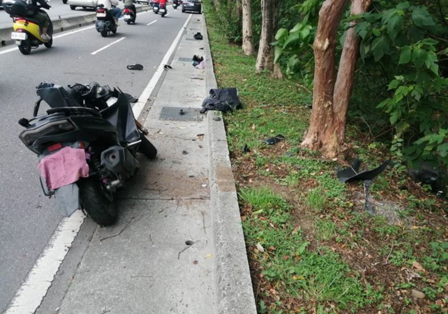 ▲台北市北投區大度路今（3）晨發生嚴重車禍，騎士自撞路樹車頭全撞毀，緊急送往淡水馬偕醫院仍傷重不治。（圖／翻攝畫面）