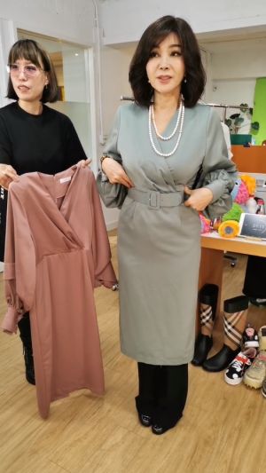 ▲陳美鳳親自試穿。(圖/自善耕-關懷台灣文教基金會臉書) ▲陳美鳳親自試穿。(圖/自善耕-關懷台灣文教基金會臉書)