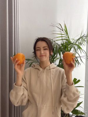 ▲迪麗熱巴拿橘子3連拍。（圖／迪麗熱巴微博）