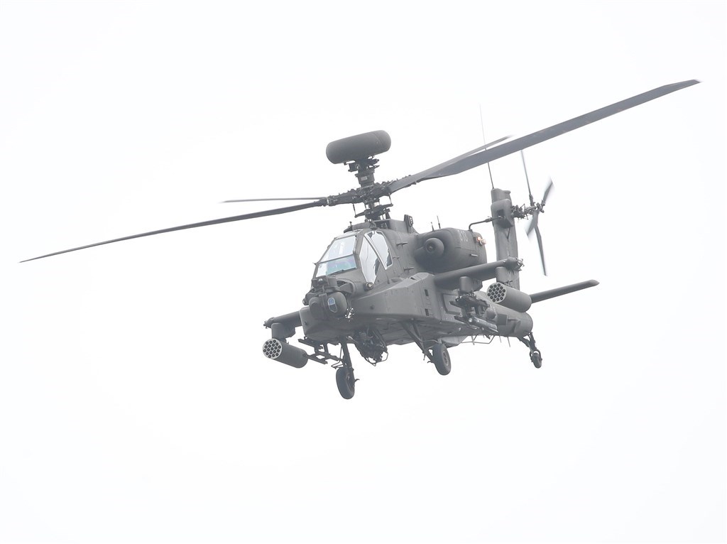▲一架AH-64E直升機3日上午執行實彈測考、拋射熱焰彈時，疑似機組人員誤觸地獄火飛彈發射架（未安裝實彈）拋棄開關，導致發射架脫落於訓場。（圖／中央社）