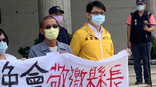 第一波喬友懲處名單出爐 彰縣府兩副手免代理主管 ▲殉職消防員陳志帆父親陳貴森(左)指控,副縣長林田富曾不耐煩對家屬說「浪費我們的時間」。(圖/記者顏幸如攝,2021.11.03)