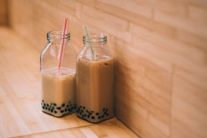 手搖飲先放珍珠或布丁?內行曝「這樣喝」:口味秒升級! ▲一名女網友PO文表示自己買奶茶一定會加珍珠及布丁,但發現加料順序不同口感也會不一樣,因此詢問眾網友的看法。(示意圖/取自unsplash)