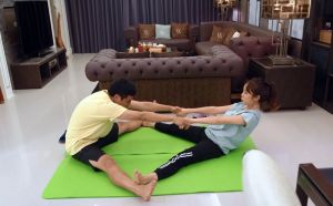 ▲梁舒涵（右）、曾子余為添情趣練瑜伽。（圖／TVBS提供）