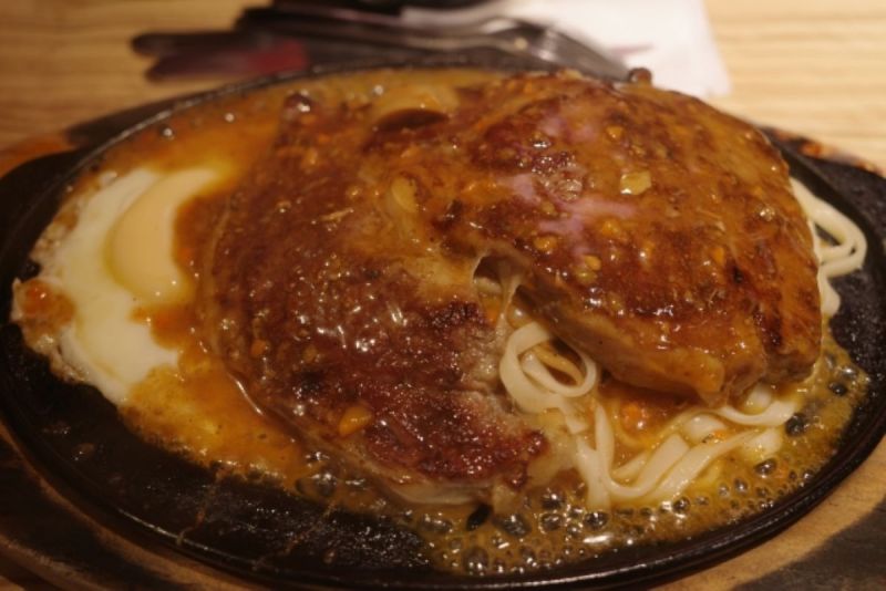 ▲日本Youtuber「我是Mana」大讚台灣牛排美味實惠。（示意圖／photoAC）