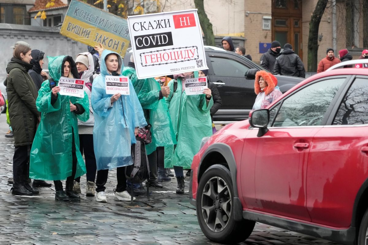 ▲烏克蘭數百人上街抗議防疫管制和強制接種疫苗。（圖／美聯社／達志影像）