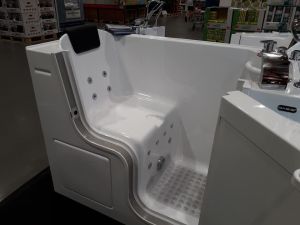 ▲原PO在好市多看見一款新型的浴缸。（圖／翻攝自臉書「Costco好市多 商品經驗老實說」）