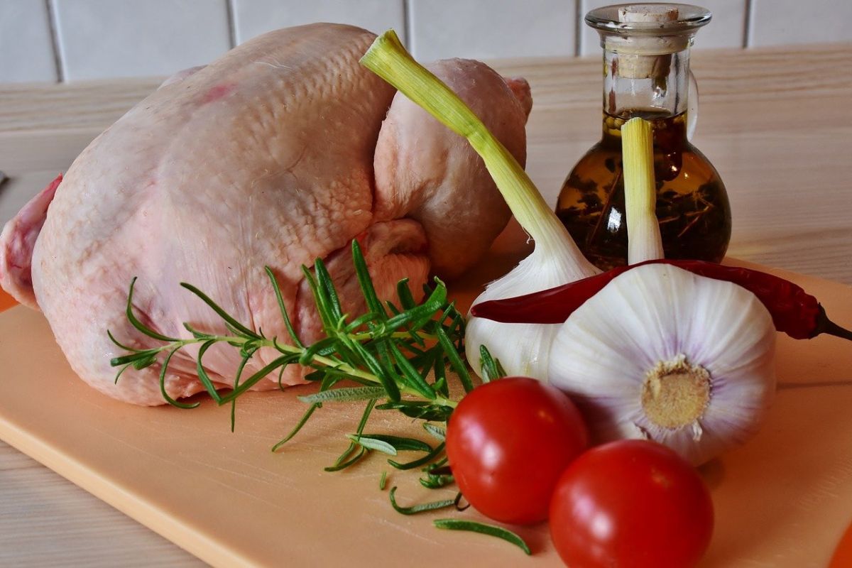 ▲油雞怎做味道都不對？老饕自己試出鹹香秘訣。（示意圖／Pixabay） 