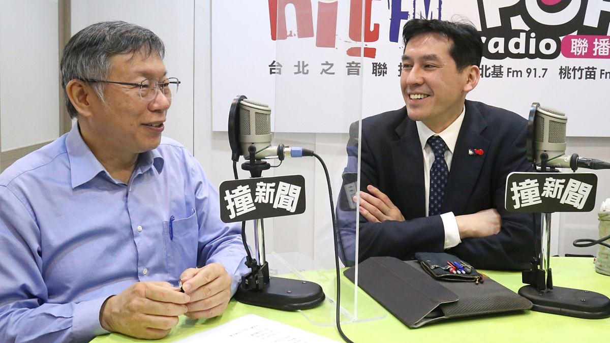 ▲台北市長柯文哲接受媒體人黃暐瀚的專訪，過程中針對1218公投項目進行逐一表態。（圖／《POP撞新聞》提供）