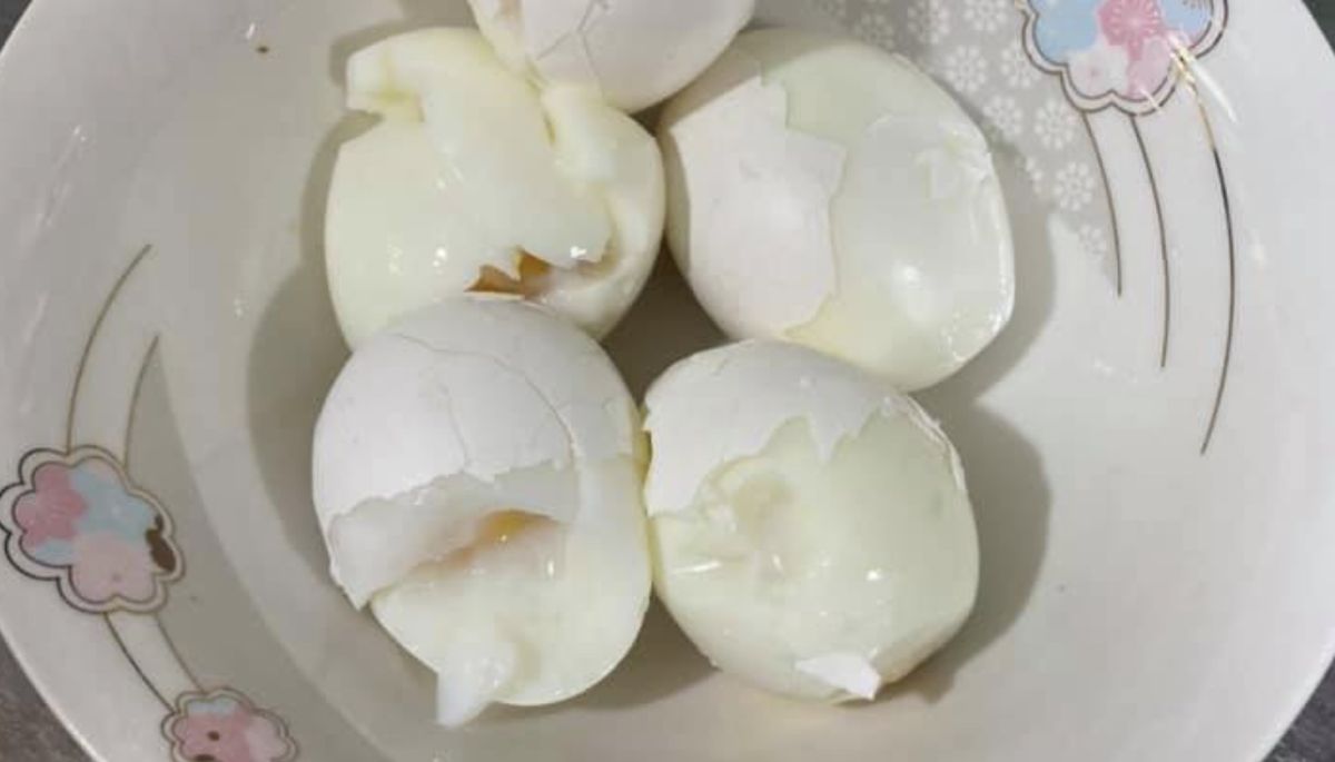 ▲當水煮蛋煮好之後，每次剝殼時，蛋白跟蛋殼都會黏在一起，導致剝好的水煮蛋支離破碎。（圖/家常菜）