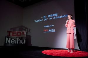 ▲金鐘得主吳姍儒穿著粉桃色套裝出席TED X NeiHu演講，在台上相當亮眼。（圖／PIAGET提供）