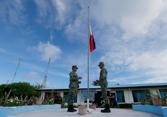 ▲菲律賓軍方在佔領的中業島上舉行升旗典禮。（圖／達志影像／美聯社）