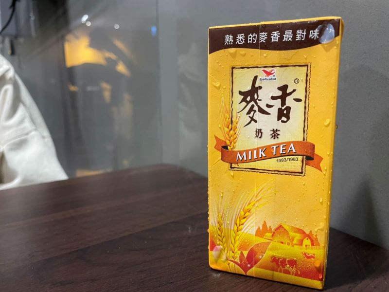 ▲網友詢問什麼東西萬年不漲，結果麥香奶茶榮獲第二名，從以前到現在一瓶都十元，備受民眾喜愛。（圖／記者楊智傑攝）