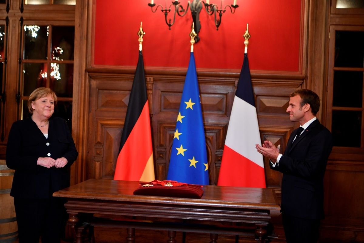 ▲德國總理梅克爾16年任期來到終點，法國總統馬克宏為這位盟邦領導人溫馨送別，肯定梅克爾維護歐洲團結。（圖／美聯社／達志影像）