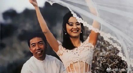 ▲林青霞（右）最終和相貌平平但對她極好的邢李㷧（左）結婚。（圖／翻攝自微博@靜心練藝閣）