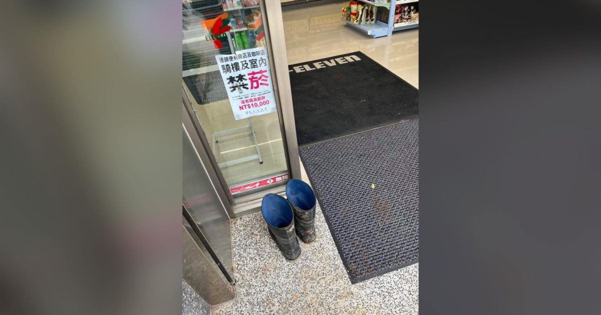 ▲有位網友目睹，7-11超商門口前擺放著1雙有些泥濘的雨鞋，等到他進入店裡後，才得知其中「真相」。（圖／翻攝《爆料公社》）