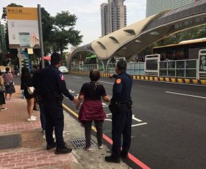 「我是妳的眼」！　保大員警幫視障婦人返家
