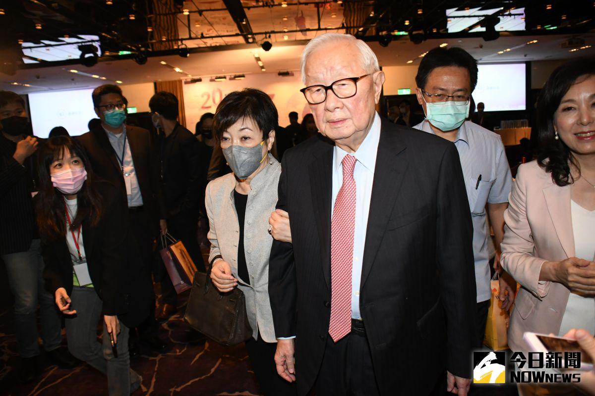▲專家認為，台積電的技術凸顯了在先進製程上扮演全球核心關鍵角色，因此美方希望台積電能在美國供應鏈在地化上扮演更積極的角色。圖為創辦人張忠謀。（圖／NOWnews資料照片）
