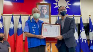 ▲朱立倫頒發縣黨部主委聘書給雲林縣議員陳瑞雄。（圖／記者顏幸如攝，2021.11.05）