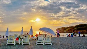 ▲觀光局也將南島風情搬到旗津沙灘，讓民眾享受海灘度假氛圍。（圖／高市府觀光局提供）