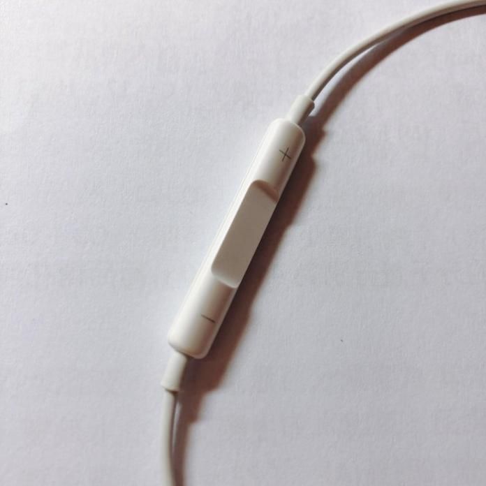 ▲網友意外發現蘋果以前給的有線耳機上頭有許多功能鍵，引發討論。（圖/我們都是蘋果人）