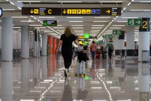 疑乘客裝病迫飛機轉降西班牙小島 多人趁機逃跑