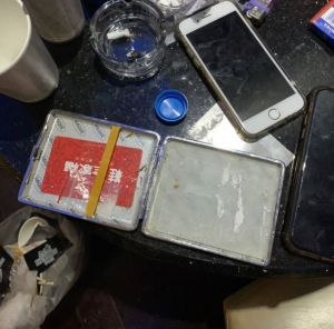 高雄鼓山區雙屍命案,警方於現場發現白色不明粉末。(圖/翻攝畫面) ▲高雄鼓山區雙屍命案,警方於現場發現白色不明粉末。(圖/翻攝畫面)