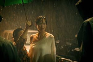 ▲張鈞甯拍攝淋雨戲，素顏上陣。（圖／HBO GO）