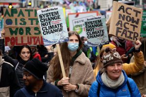 ▲氣候大遊行正在蘇格蘭格拉斯哥舉行，環保人士與民眾全球領導人發出抗議。（圖／美聯社／達志影像）