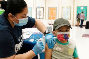 美國5至11歲兒童疫苗開打　首週約90萬人接種
