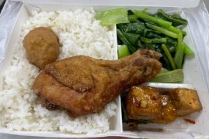 ▲原PO一開始買的50元便當除了雞腿以外,只有三樣小菜且份量普通。(圖/翻攝自「Dcard美食版」) ▲炸雞腿便當的網路熱度反而不及滷肉便當、炸魚排便當。(圖/翻攝自「Dcard美食版」)