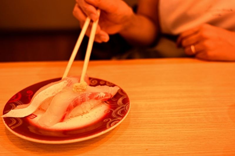 ▲愛吃壽司的網友指出，「正常是直接肉沾醬油吃，山葵廚師做的時候已經抹了，如果要重一點就用筷子取你要的量，抹在魚肉上面」。（示意圖／翻攝photoAC）