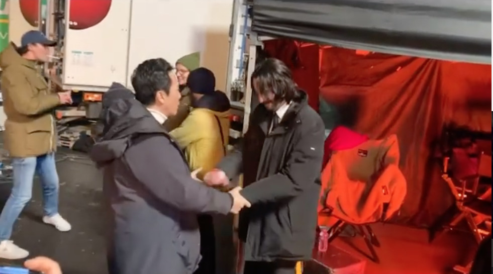  ▲甄子丹（左）和基努李維在《捍衛任務4》的片場握手道別。（圖／翻攝甄子丹IG）
