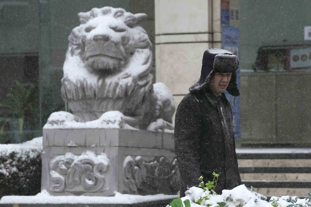 ▲北京昨晚降下今冬初雪，較常年同期偏提早23天。（圖／美聯社／達志影像）