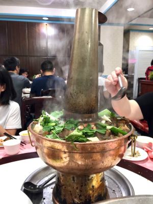 立冬「溫補」最養生 薑母鴨、羊肉爐能健康吃,不上火? ▲立冬進補吃鍋,傳統煙囪式銅鍋不只有濃厚圍爐氣氛,炭火味更受許多老饕喜愛。(圖/記者蕭涵云攝)