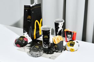 ▲誰把麥當勞「變黑」？限定酷炫包裝引發麥胞食慾。（圖／翻攝自APUJAN詹朴FB）