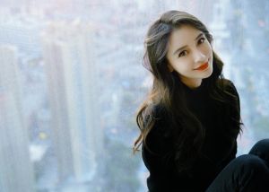 Angelababy盤腿抽菸片遭瘋傳！店家認「員工偷拍」道歉了
