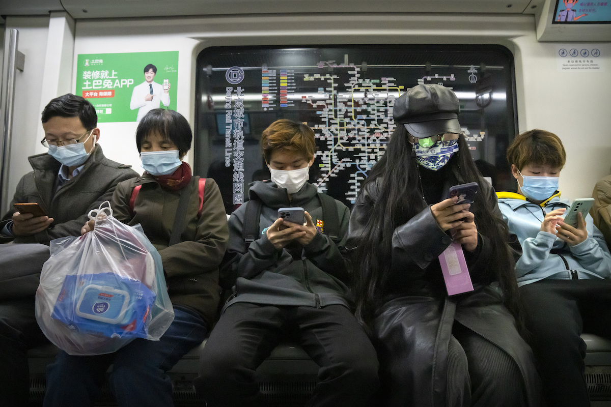 ▲中國多點疫情爆發，封城管理導致民眾搭乘鐵路客運意願低落，國鐵集團透露光是今年上半年負債就高達人民幣6兆元。（圖／美聯社／達志影像）