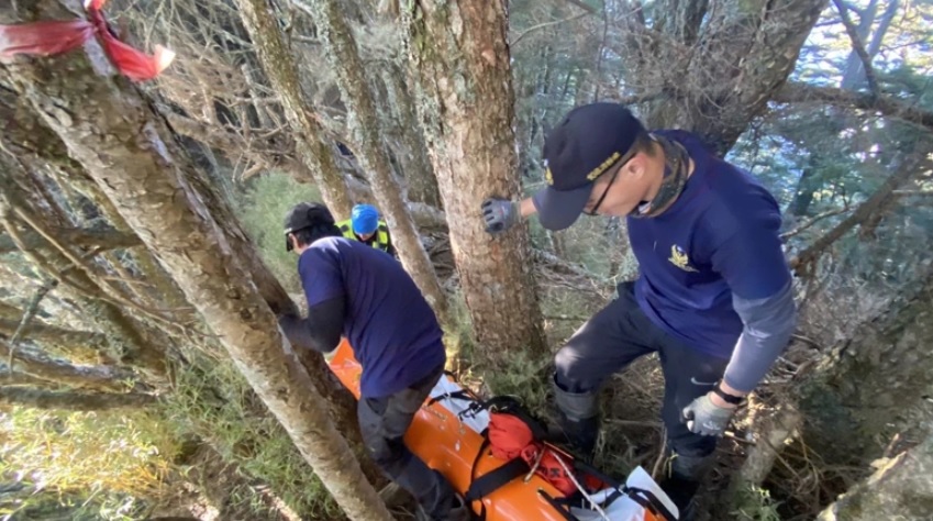 ▲22歲男子攀登羊頭山，不慎摔落山谷命危送醫。（圖／翻攝畫面） 