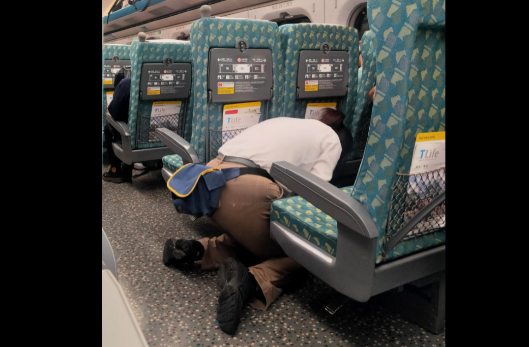 ▲有網友在高鐵上，目睹乘務員跪地清潔車廂，並不斷向乘客道歉。（圖／翻攝《爆廢公社》）