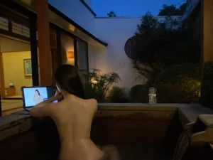 雞排妹 ▲雞排妹泡湯背影照,大膽裸露22吋細腰。(圖/翻攝雞排妹FB)