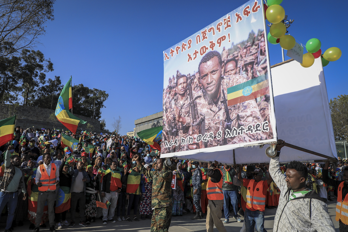 ▲衣索比亞聯邦軍隊正在力抗威脅進軍首都阿迪斯阿貝巴的叛軍，數以萬計的民眾在首都集會，力挺總理阿比（Abiy Ahmed）的政府。（圖／美聯社／達志影像）