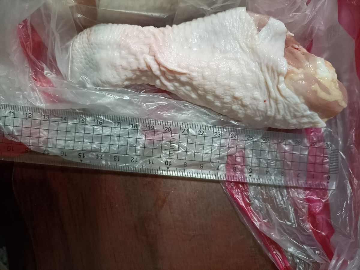 ▲主婦到市場買棒棒腿，結帳時赫然發現一隻要價100元。（圖／《家常菜》臉書社團）