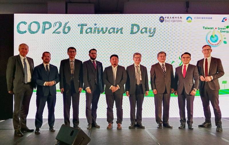 ▲COP26台灣代表團7日在格拉斯哥市舉辦「台灣日」，環保署副署長沈志修（右4）、駐英國代表謝武樵（右3）、立委洪申翰（右5）及洪孟楷（右2）及英國各界逾百人出席。