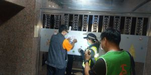▲苓雅警分局昨天結合市府工務、消防及衛生等安單位執行聯合稽查。發現諾貝爾大樓頂樓安全門增加門鎖、樓梯間安全門無法開啟等缺失。(圖/記者郭凱杰翻攝) ▲苓雅警分局昨天結合市府工務、消防及衛生等安單位執行聯合稽查。發現諾貝爾大樓頂樓安全門增加門鎖、樓梯間安全門無法開啟等缺失。(圖/記者郭凱杰翻攝)